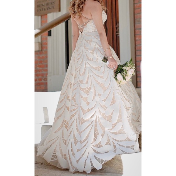 Gorgeous Wedding dress size 6 ivory/white leaves - Picture 2 of 6